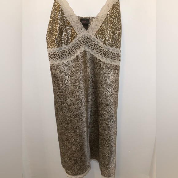 SECRET TREASURES NIGHT DRESS SIZE MEDIUM - Picture 4 of 5